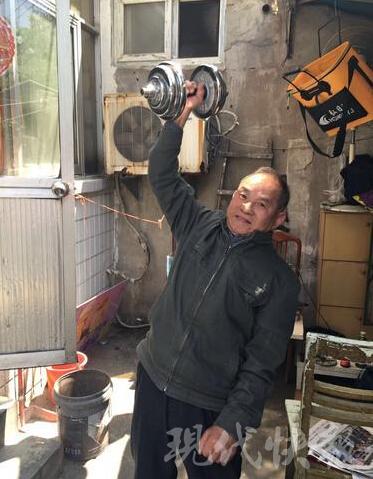 单手举起30公斤的哑铃对徐老来说毫不费力 警方供图