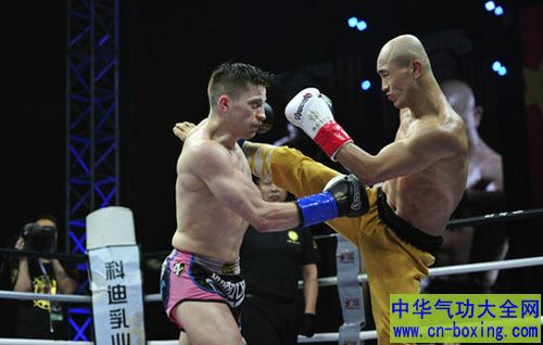 一龙 科尔 勇士的荣耀 武林风.jpg 《勇士的荣耀》揭幕战:一龙点胜科尔 邱建良成功复仇江通猜(视频)