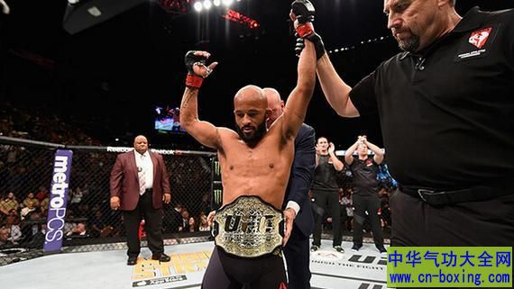 ���״�˹��UFC��ʷ�ϵ�һλҲ��ΨһһλӬ�����ھ�