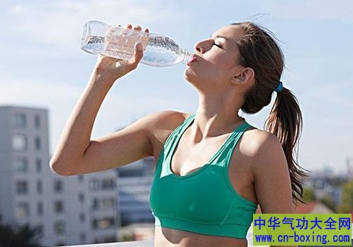 怎样健康喝水 这样喝水有助我们的健康